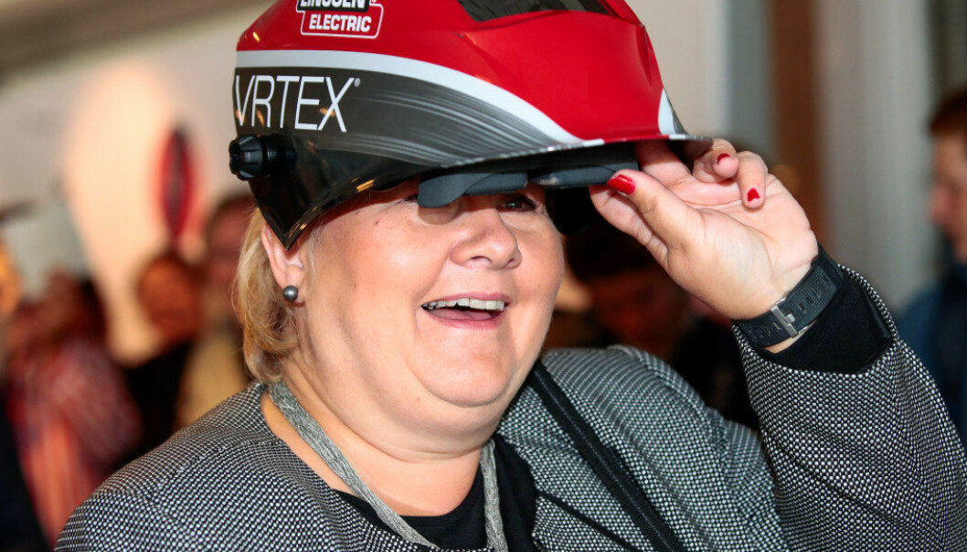 Statsminister Erna Solberg (H) gikk prøve seg som sveiser etter at hun hadde åpnet utstillingen «Fremtidens yrkesfag» på Teknisk museum i Oslo fredag. Foto: Lise Åserud / NTB scanpix