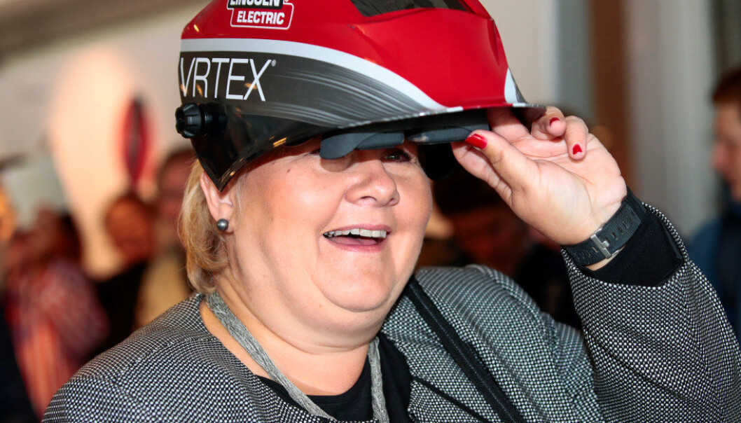 Statsminister Erna Solberg (H) gikk prøve seg som sveiser etter at hun hadde åpnet utstillingen «Fremtidens yrkesfag» på Teknisk museum i Oslo fredag. Foto: Lise Åserud / NTB scanpix Statsminister Erna Solberg (H) gikk prøve seg som sveiser etter at hun hadde åpnet utstillingen «Fremtidens yrkesfag» på Teknisk museum i Oslo fredag. Foto: Lise Åserud / NTB scanpix