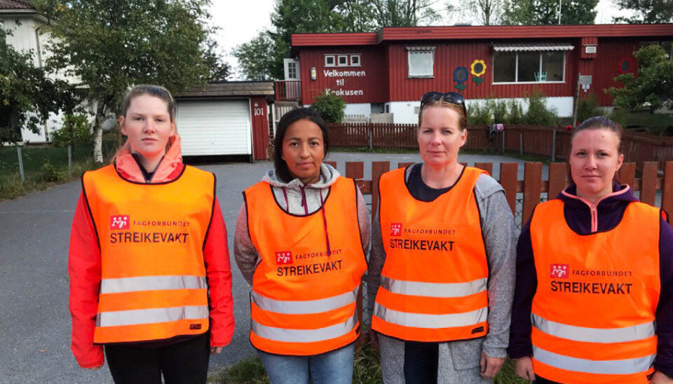 Mens Lottelise Kjær (f.v.), Sandra Allum, Heidi Aske og Sandra S. Vikan streiker, drives barnehagen de er ansatt i videre med ansatte utenfra. Foto: John-Ole Engnes/Fagforbundet