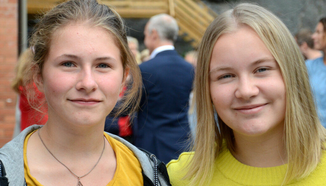 Elevene Silje Crosby og Ane Hansen-Øye skryter også av sine medelever for at de er så engasjerte i skolefagene. Foto: Kari Oliv Vedvik