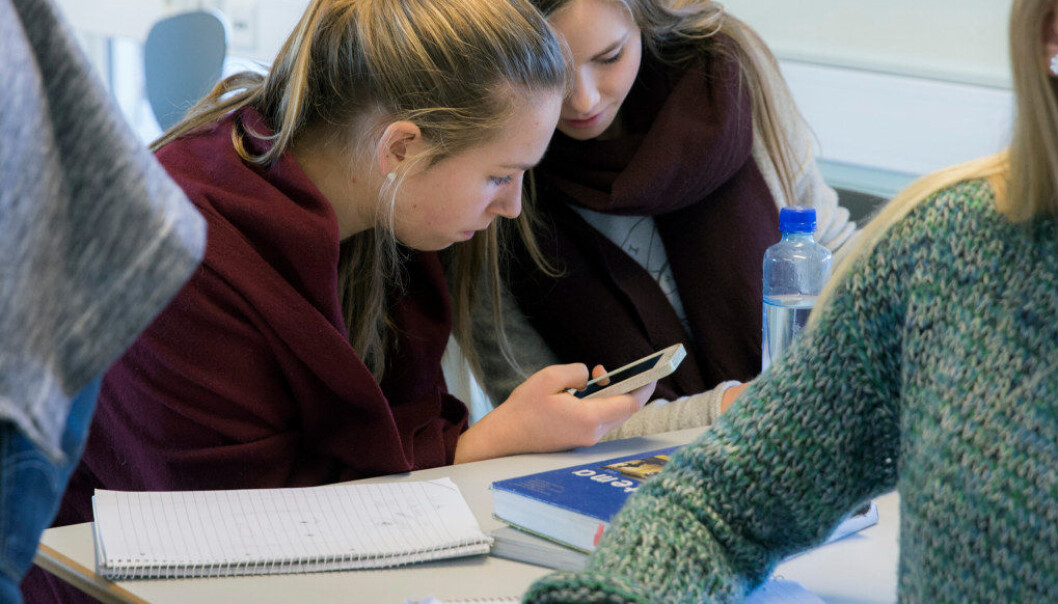 Konsekvensen av et mobilforbud i skolen er, ifølge den danske elevlederen Sarah G. Bærentzen, at man sender elever ut av grunnskolen uten å vite hvordan man håndterer bruk av mobilen Foto: Berit Roald / NTB scanpix Konsekvensen av et mobilforbud i skolen er, ifølge den danske elevlederen Sarah G. Bærentzen, at man sender elever ut av grunnskolen uten å vite hvordan man håndterer bruk av mobilen Foto: Berit Roald / NTB scanpix