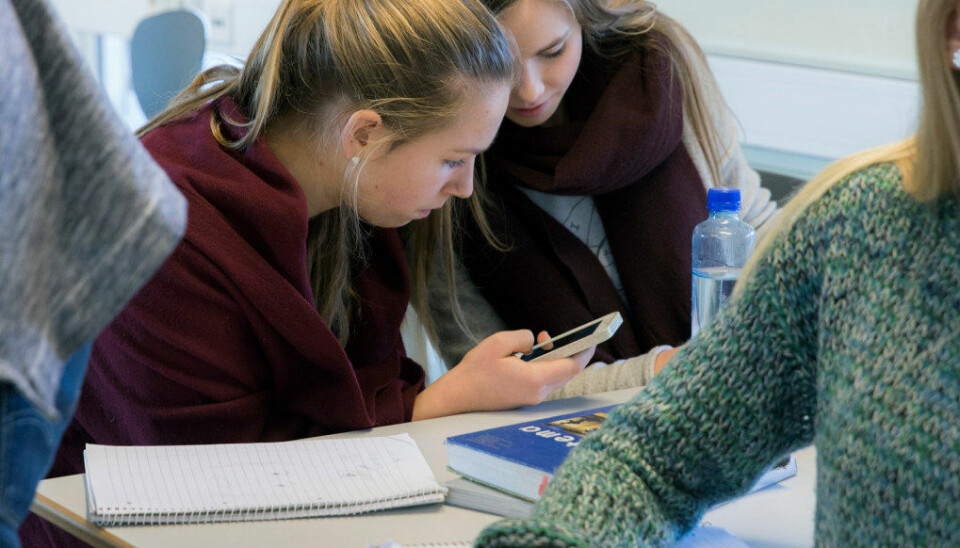 Konsekvensen av et mobilforbud i skolen er, ifølge den danske elevlederen Sarah G. Bærentzen, at man sender elever ut av grunnskolen uten å vite hvordan man håndterer bruk av mobilen Foto: Berit Roald / NTB scanpix