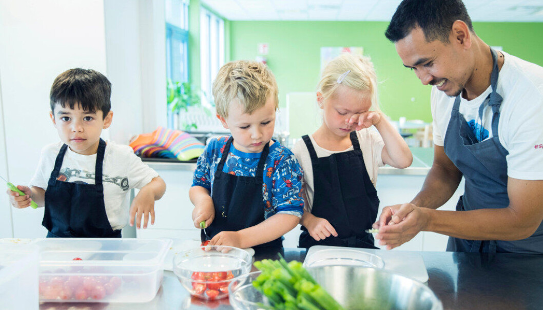 I Espiras barnehage Grefsen stasjon i Oslo lager kokk Worachat «Ton» Jurodram varm lunsj til 130 barn hver dag. Denne dagen er Sara (5), Magnus (4) og Samuel (4) kjøkkenassistenter. Barnehager og kommuner må sørge for at barna får sånne måltider, krever forbrukerrådet og Kost- og ernæringsforbundet, som onsdag offentliggjør en rapport om barnehagemat. Foto: Berit Roald / NTB scanpix I Espiras barnehage Grefsen stasjon i Oslo lager kokk Worachat «Ton» Jurodram varm lunsj til 130 barn hver dag. Denne dagen er Sara (5), Magnus (4) og Samuel (4) kjøkkenassistenter. Barnehager og kommuner må sørge for at barna får sånne måltider, krever forbrukerrådet og Kost- og ernæringsforbundet, som onsdag offentliggjør en rapport om barnehagemat. Foto: Berit Roald / NTB scanpix