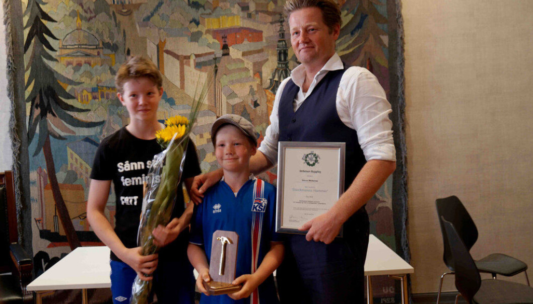 Stolte av faren sin: Simon Malkenes hadde tatt med seg sine to barn da han i dag mottok ytringsfrihetsprisen Stockmanns hammer. Foto: Marianne Ruud Stolte av faren sin: Simon Malkenes hadde tatt med seg sine to barn da han i dag mottok ytringsfrihetsprisen Stockmanns hammer. Foto: Marianne Ruud