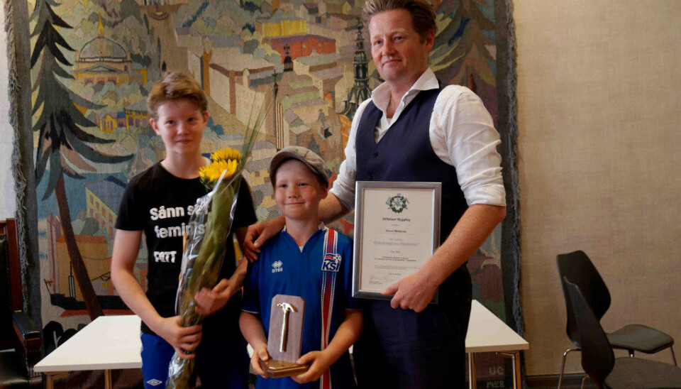 Stolte av faren sin: Simon Malkenes hadde tatt med seg sine to barn da han i dag mottok ytringsfrihetsprisen Stockmanns hammer. Foto: Marianne Ruud