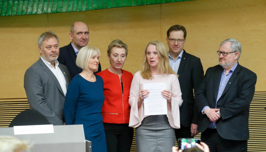 I mars ble partene enige om en avtale om ny offentlig pensjon. Fra v.: Erik Kollerud (YS) Anders Kvam (Akademikerne Stat) Ragnhild Lied (Unio) Peggy Hessen Følsvik (LO), Lasse Hansen (KS) og Stein Gjerding (Spekter). Nå har flertallet i forbundene i Unio, YS og LO stemt ja.  Foto: Terje Bendiksby / NTB Scanpix