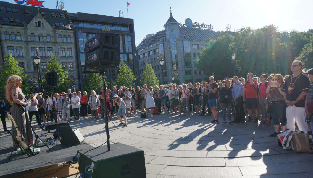 Flere hundre personer demonstrarte foran Stortinget i går for retten til å ytre seg. Foto: Marianne Ruud Flere hundre personer demonstrarte foran Stortinget i går for retten til å ytre seg. Foto: Marianne Ruud