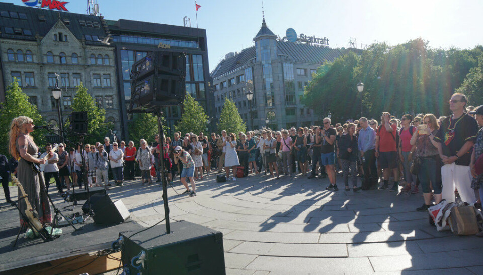 Flere hundre personer demonstrarte foran Stortinget i går for retten til å ytre seg. Foto: Marianne Ruud