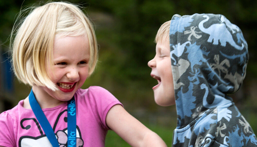 Glede. Mina Kristine Moksnes Olsen (6) og Gabriel Severinsen (6) i lek. I Slingerbekken barnehage, arkivbilde. Foto: Tom-Egil Jensen Glede. Mina Kristine Moksnes Olsen (6) og Gabriel Severinsen (6) i lek. I Slingerbekken barnehage, arkivbilde. Foto: Tom-Egil Jensen