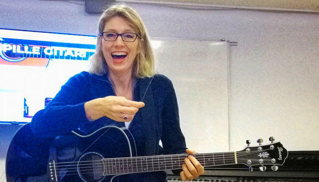 I løpet av en arbeidsdag må en lærere løse mange oppgaver. Her har en streng røket på Elin Måge sin gitar. Hun har laget et eget vurderingsopplegg for gitarspilling også, i tillegg til alt det andre hun finner på. Foto: Privat I løpet av en arbeidsdag må en lærere løse mange oppgaver. Her har en streng røket på Elin Måge sin gitar. Hun har laget et eget vurderingsopplegg for gitarspilling også, i tillegg til alt det andre hun finner på. Foto: Privat