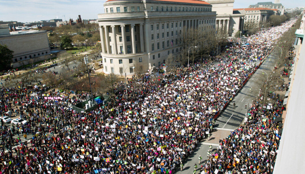 Flere hundre tusen demonstranter fylte gatene i sentrum av Washington med krav om strengere våpenlover. Foto: NTB/Scanpix/AP Photo/Jose Luis Magana Flere hundre tusen demonstranter fylte gatene i sentrum av Washington med krav om strengere våpenlover. Foto: NTB/Scanpix/AP Photo/Jose Luis Magana