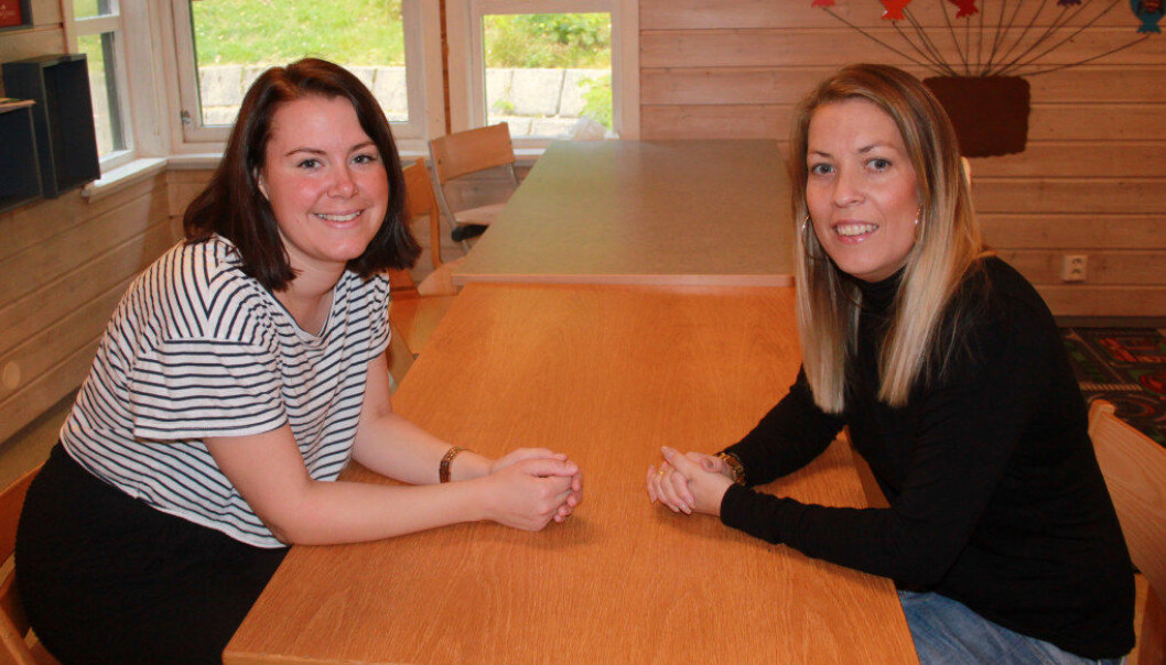Kristine Ravndal Gabrielli (t.h.) har barn i Hogsnes barnehage der Kathrine Mathilde Fagereng jobber. Hun og mannen Espen er glad for informasjonen de fikk i forkant av at barnet skulle begynne i barnehagen. Foto: Hege Hodt Abell/ Hogsnes barnehage Kristine Ravndal Gabrielli (t.h.) har barn i Hogsnes barnehage der Kathrine Mathilde Fagereng jobber. Hun og mannen Espen er glad for informasjonen de fikk i forkant av at barnet skulle begynne i barnehagen. Foto: Hege Hodt Abell/ Hogsnes barnehage