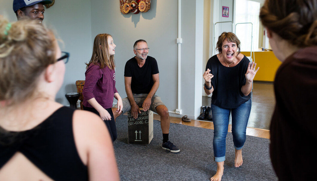 Ole Hamre og kona Sissel Saue har holdt på med Fargespill i tolv år. De brenner for elevene sine, og engasjementet smitter. Foto: Silje Katrine Robinson Ole Hamre og kona Sissel Saue har holdt på med Fargespill i tolv år. De brenner for elevene sine, og engasjementet smitter. Foto: Silje Katrine Robinson