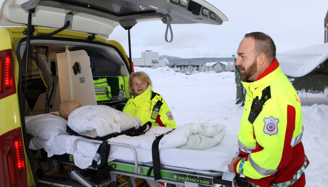 Lærlingene Ingrid Holden og Are Lysgård Haukø øver med dokke på båra. Foto: Harald Vingelsgaard Lærlingene Ingrid Holden og Are Lysgård Haukø øver med dokke på båra. Foto: Harald Vingelsgaard