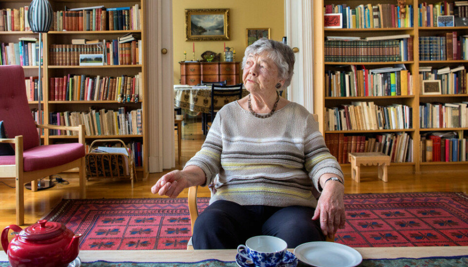 – Som pensjonist har jeg god tid til å lese, sier Unni Bleken, og tråler alt som skrives om barnehager. Det blir det kvasse argumenter av. Her hjemme i stua på Frogner i Oslo. Foto: Tom-Egil Jensen