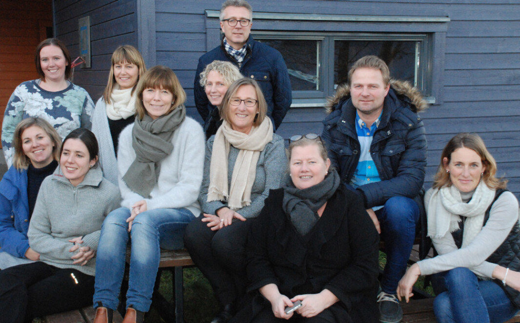 De mener det er viktig at skolen vet så mye som mulig om barna før de begynner på skolen, og har et tett samarbeid mellom barnehage og skole for å få det til: Foran f.v.: Maria Hedlund, Mortenåsen barnehage (fagleder/styrer), Pernille Pedersen, Kongseik barnehage, Marit Lunde, Eik Vestre barnehage, Anne-Gunn Akselsen, enhetsleder Eik barnehager, Nina Østreborge, Kongseik barnehage, og Astrid Låhne Smedsrud, SFO Eik skole. Bak f.v.: Anette Granerud, Kongseik barnehage, Hilde Moldvær, Løkebergstua barnehage, Annika Røsvik Lunder, Eik Vestre barnehage, Håkon Follesø, rektor Eik skole, og Nils Henning Gundersen, inspektør Eik skole. De mener det er viktig at skolen vet så mye som mulig om barna før de begynner på skolen, og har et tett samarbeid mellom barnehage og skole for å få det til: Foran f.v.: Maria Hedlund, Mortenåsen barnehage (fagleder/styrer), Pernille Pedersen, Kongseik barnehage, Marit Lunde, Eik Vestre barnehage, Anne-Gunn Akselsen, enhetsleder Eik barnehager, Nina Østreborge, Kongseik barnehage, og Astrid Låhne Smedsrud, SFO Eik skole. Bak f.v.: Anette Granerud, Kongseik barnehage, Hilde Moldvær, Løkebergstua barnehage, Annika Røsvik Lunder, Eik Vestre barnehage, Håkon Follesø, rektor Eik skole, og Nils Henning Gundersen, inspektør Eik skole.
