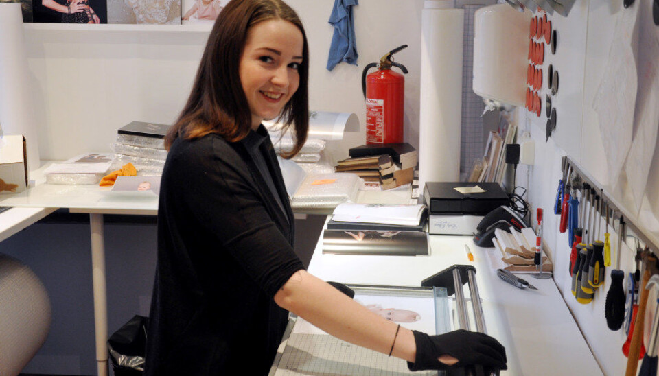 Å ta bildene er bare en liten del av jobben som en fotograf gjør. Det er mye annet som må læres, blant annet etterbehandling av bildene. Fotolærling Sigrid Synnøve Øberg (19) må igjennom mye i løpet av læretiden. Foto: Terje Hansteen