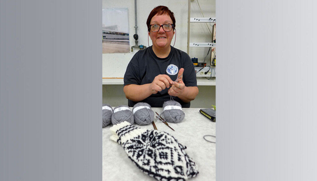 - Jeg både tenker klarere og lytter bedre når jeg strikker, sier Jane Nilsen. Foto: Marianne Ruud - Jeg både tenker klarere og lytter bedre når jeg strikker, sier Jane Nilsen. Foto: Marianne Ruud