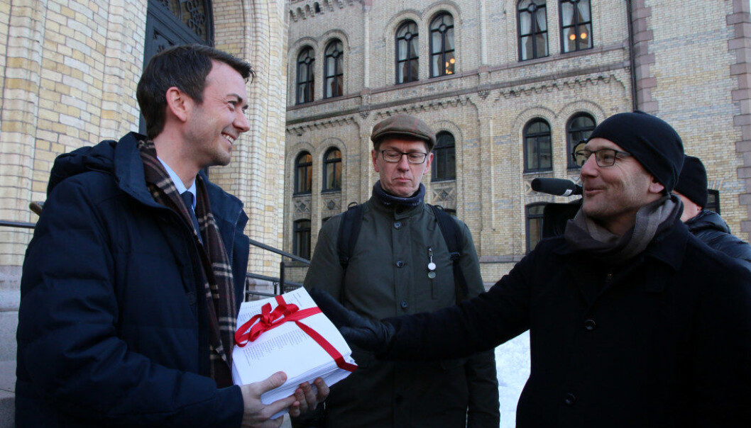 Det var en tung bunke med papir med protestunderskrifter Høyres Kent Gudmundsen (t.v.) fikk av Steffen Handal utenfor Stortinget. I bakgrunnen står Hans Ole Rian fra Musikernes fellesorganisasjon. Foto: Jørgen Jelstad. Det var en tung bunke med papir med protestunderskrifter Høyres Kent Gudmundsen (t.v.) fikk av Steffen Handal utenfor Stortinget. I bakgrunnen står Hans Ole Rian fra Musikernes fellesorganisasjon. Foto: Jørgen Jelstad.