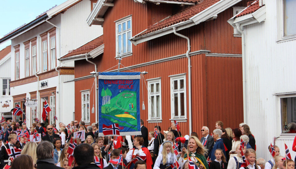 17. mai i fjor tok Anne Bakken Sandtveit og mannen Sigurd Sandtveit bilde av alle fanene i toget i Sandefjord for å sjekke tilstanden. Heldigvis bar Unneberg skole sin fane riktig, noen dager før hadde de avduket den nye fanen laget av Sandtveit.