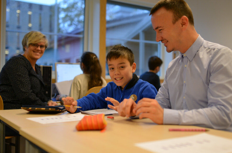 Elevene i fjerde klasse får hjelp til leksene. Fra v.: Inger Bente Løvfall, William Bjørnstad (10) og rektor Kjartan Navarsete. Foto: Wenche Schjønberg