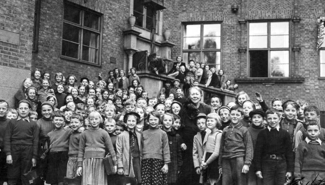 Overlærer Anna Sethne sammen med elever ved Sagene skole i Oslo. Bildet er trolig tatt i slutten av 1920-årene. Foto: Sagene skole Overlærer Anna Sethne sammen med elever ved Sagene skole i Oslo. Bildet er trolig tatt i slutten av 1920-årene. Foto: Sagene skole