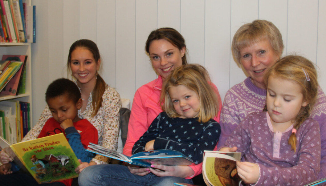 Også de språksterke barna i Skillebekk barnehage har egen språkgruppe. De har lesekroker på alle avdelinger og eget språkrom, der de pedagogiske lederne Andrea Eriksen (t.v.), Elise Evenstad Jahrn og styrer Marit Heesbråten kan lese for Nicolay Nessiøy (foran t.v.), Nina Sofie Håndlykken- Michaelsen og Ingrid Grønli Syversen. Foto: Line Fredheim Storvik Også de språksterke barna i Skillebekk barnehage har egen språkgruppe. De har lesekroker på alle avdelinger og eget språkrom, der de pedagogiske lederne Andrea Eriksen (t.v.), Elise Evenstad Jahrn og styrer Marit Heesbråten kan lese for Nicolay Nessiøy (foran t.v.), Nina Sofie Håndlykken- Michaelsen og Ingrid Grønli Syversen. Foto: Line Fredheim Storvik