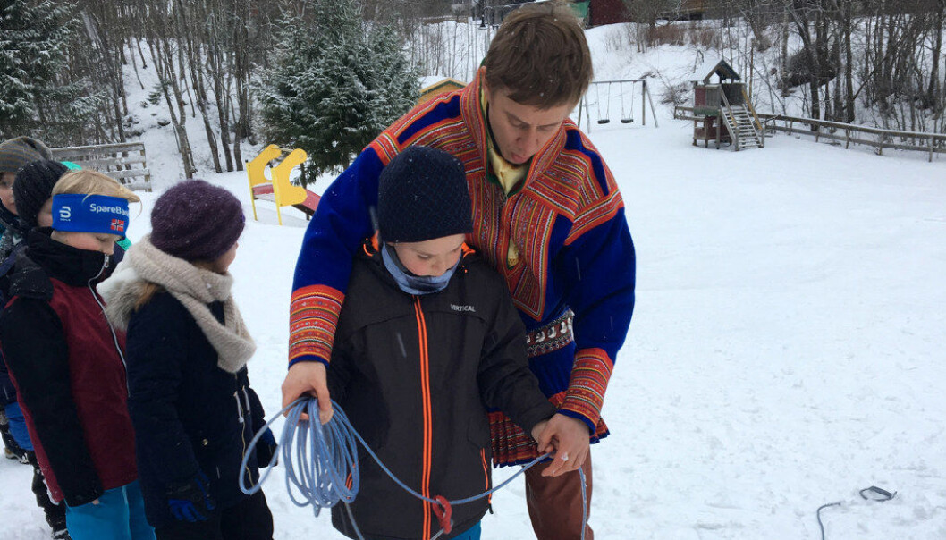 Her prøver elevene seg på lassokasting. Ikke en helt lett øvelse. Ole Vars Danielsen instruerer Henri Eiler. Elvene fikk prøve å treffe reinhorn. For å øke vanskelighetsgraden tok en lærer hornene på hodet og sprang rundt. Foto: Privat Her prøver elevene seg på lassokasting. Ikke en helt lett øvelse. Ole Vars Danielsen instruerer Henri Eiler. Elvene fikk prøve å treffe reinhorn. For å øke vanskelighetsgraden tok en lærer hornene på hodet og sprang rundt. Foto: Privat
