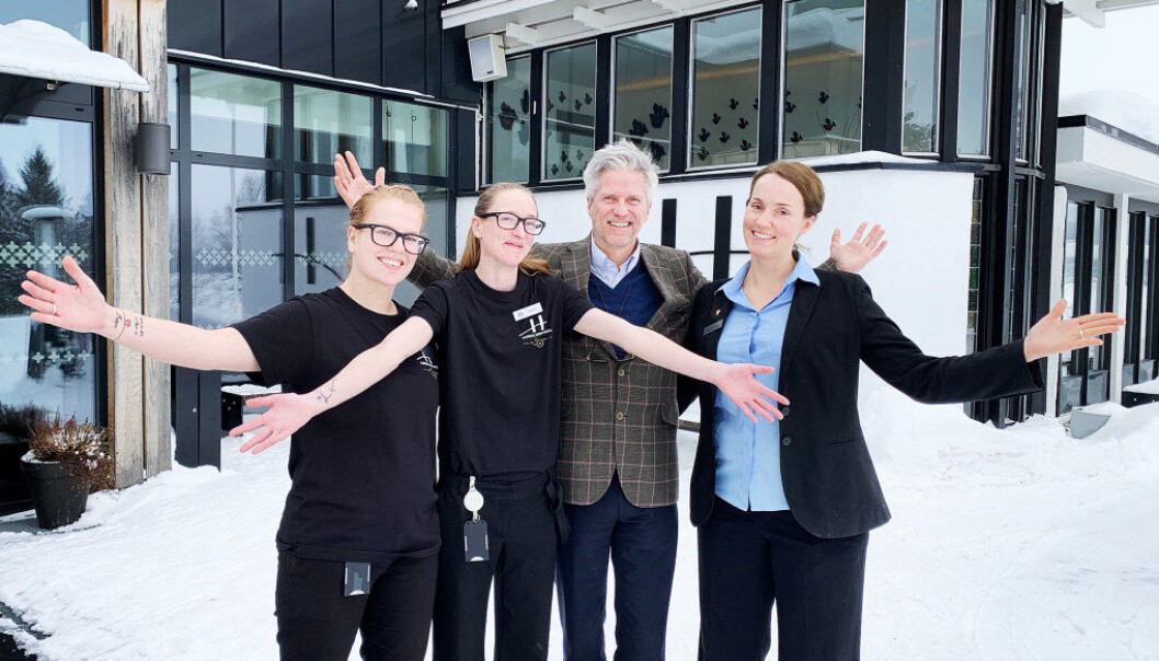 – Vi er stolte av produktet vårt, sier Veronica Ruudsengen (tillitsvalgt), Jeanette Johansen (hovedtillitsvalgt), Pål Gjerstad (hotelldirektør) og Marianne Høgmoe (ansatterepresentant i styret) ved Hurdalsjøen hotell. Foto: Kaja Mejlbo – Vi er stolte av produktet vårt, sier Veronica Ruudsengen (tillitsvalgt), Jeanette Johansen (hovedtillitsvalgt), Pål Gjerstad (hotelldirektør) og Marianne Høgmoe (ansatterepresentant i styret) ved Hurdalsjøen hotell. Foto: Kaja Mejlbo
