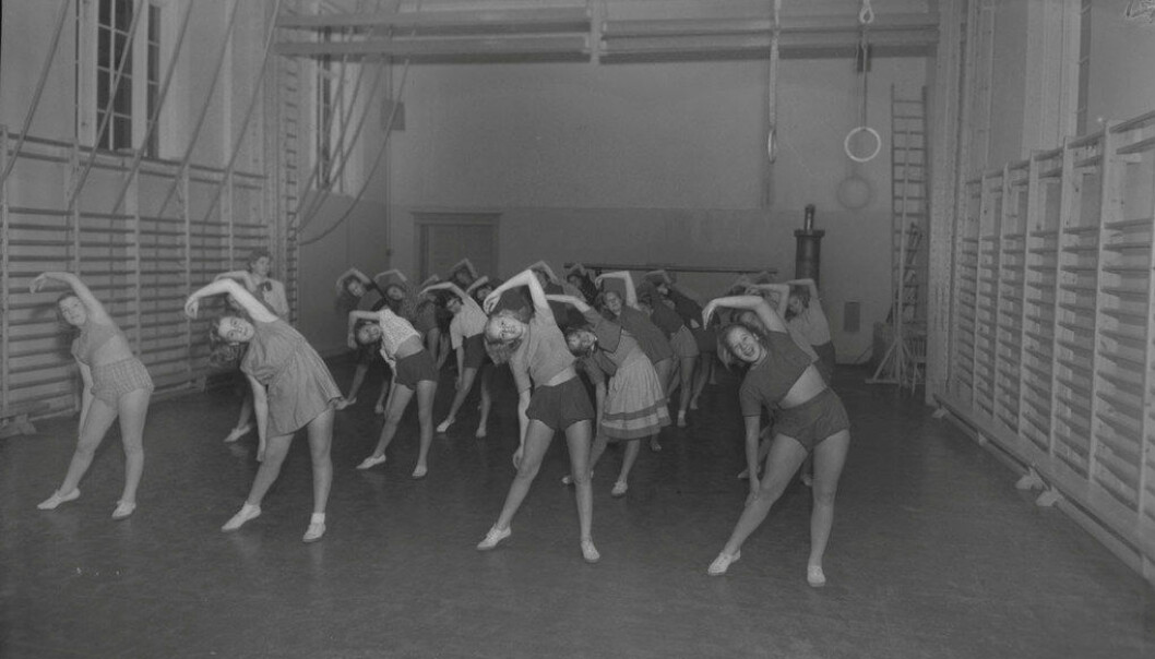 – I perioden 1930-1960 var gymnastikken kjønnsdelt, og jenter skulle ha mer turnorientert gym, sier forsker Pål Augstad. Her ser vi kvinnelige elever ved Lademoen skole i Trondheim i 1949. Foto Schrøder/Sverreborg Trøndelag Folkemuseum
