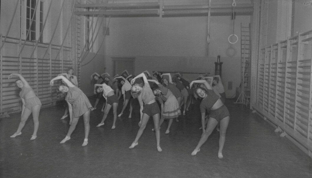 – I perioden 1930-1960 var gymnastikken kjønnsdelt, og jenter skulle ha mer turnorientert gym, sier forsker Pål Augstad. Her ser vi kvinnelige elever ved Lademoen skole i Trondheim i 1949. Foto Schrøder/Sverreborg Trøndelag Folkemuseum – I perioden 1930-1960 var gymnastikken kjønnsdelt, og jenter skulle ha mer turnorientert gym, sier forsker Pål Augstad. Her ser vi kvinnelige elever ved Lademoen skole i Trondheim i 1949. Foto Schrøder/Sverreborg Trøndelag Folkemuseum