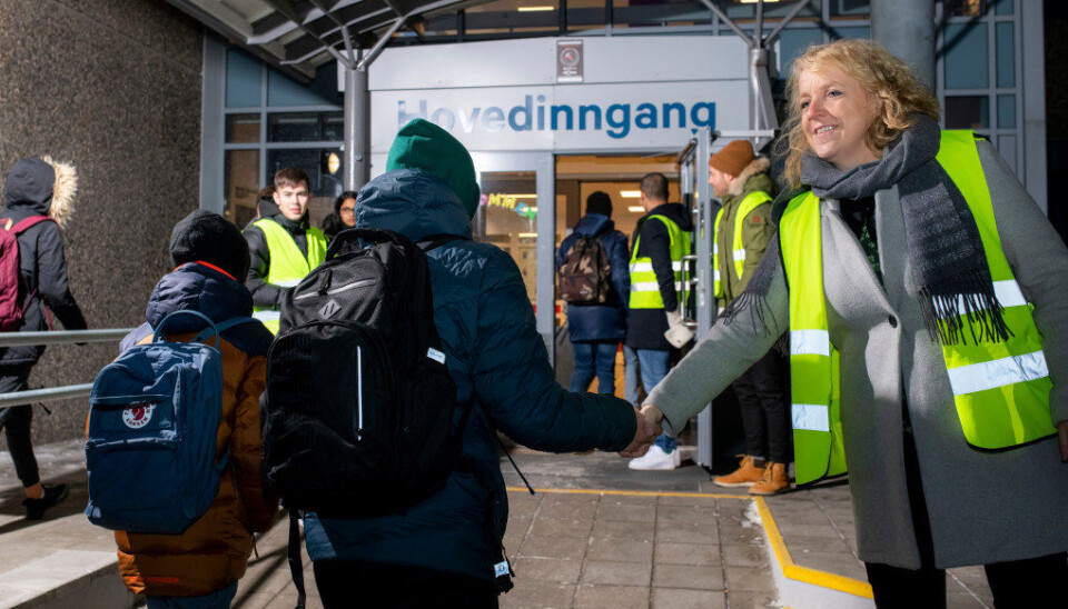 Lærere fra miljøteamet og ledelsen stiller på trappa før elevene kommer, og møter hver enkelt elev med en hyggelig god morgen hilsen. En fin start på dagen, der alle blir sett. Her ved rektor Elisabeth Dullum. Foto: Erik M. Sundt