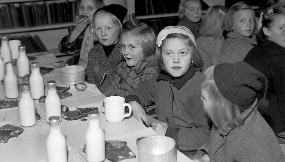 Skolebespisning på Lademoen skole i Trondheim i 1946. Her fikk de også et måltid basert på standarden i oslofrokosten.  Foto Schrøder