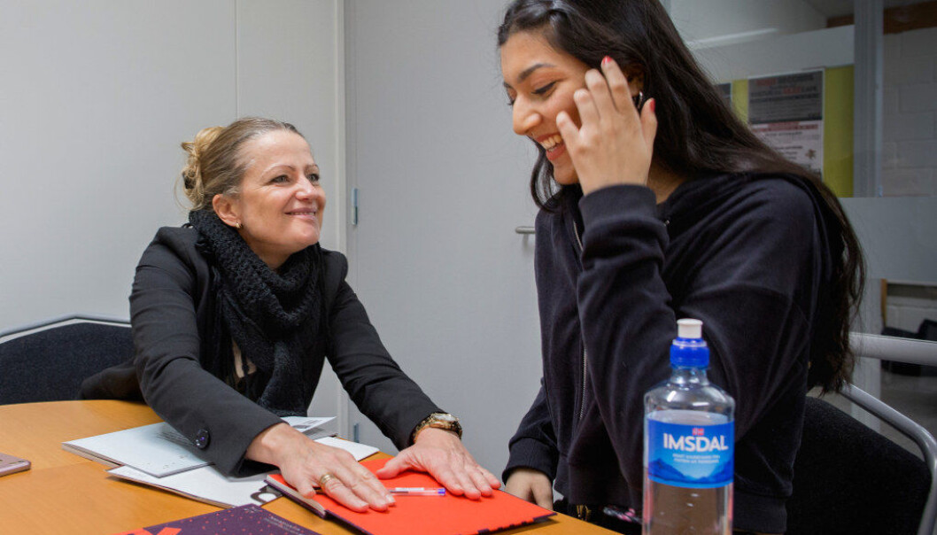 – Jeg må jo ha autografen din, Sarah, sier Heidi Marianne Sveipe Bahmanyar til sin tidligere elev Sarah Zahid. – Jeg så tidlig at du var en skriver, sier hun. Foto: Tom-Egil Jensen – Jeg må jo ha autografen din, Sarah, sier Heidi Marianne Sveipe Bahmanyar til sin tidligere elev Sarah Zahid. – Jeg så tidlig at du var en skriver, sier hun. Foto: Tom-Egil Jensen