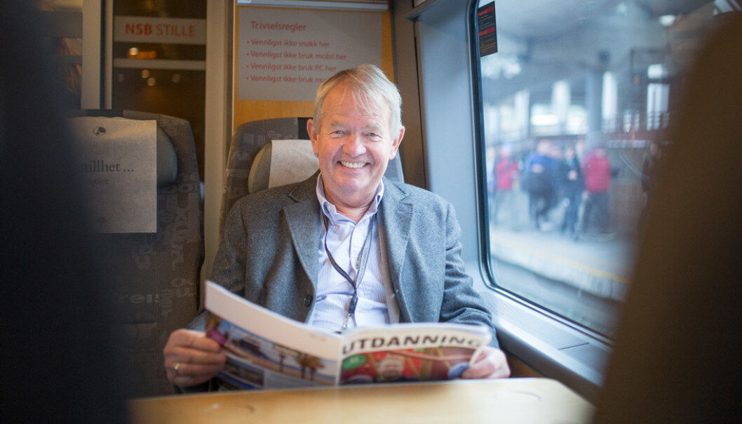 Knut Hovland har vært redaktør for Utdanning i snart 28 år. Noe av redaktørjobben er utført på toget mellom Moss eller Fredrikstad og Oslo. Foto: Hans Skjong Knut Hovland har vært redaktør for Utdanning i snart 28 år. Noe av redaktørjobben er utført på toget mellom Moss eller Fredrikstad og Oslo. Foto: Hans Skjong