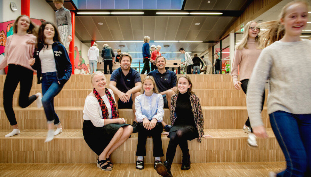 På Ringshaug ungdomsskole har elevene karakterfri hverdag. Rektor Mette Krogh, elev Pernille Aglen Seeberg, tidligere elev, Natalie Holm Jøreng (foran) lærer Thomas Helland Hauge og inspektør Morten Hoksrød (bak). Foto: Tom-Egil Jensen På Ringshaug ungdomsskole har elevene karakterfri hverdag. Rektor Mette Krogh, elev Pernille Aglen Seeberg, tidligere elev, Natalie Holm Jøreng (foran) lærer Thomas Helland Hauge og inspektør Morten Hoksrød (bak). Foto: Tom-Egil Jensen