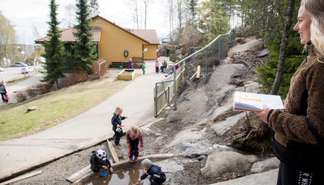 Pedagogisk medarbeider Hedda Tryland skuer utover foreldreeide Hebekkskogen barnehage i Ski kommune. Barnehagen har nær toppskår på foreldreundersøkelsen og er svært populær. Den har også spart opp millioner av kroner i banken. Foto: Erik M. Sundt Pedagogisk medarbeider Hedda Tryland skuer utover foreldreeide Hebekkskogen barnehage i Ski kommune. Barnehagen har nær toppskår på foreldreundersøkelsen og er svært populær. Den har også spart opp millioner av kroner i banken. Foto: Erik M. Sundt