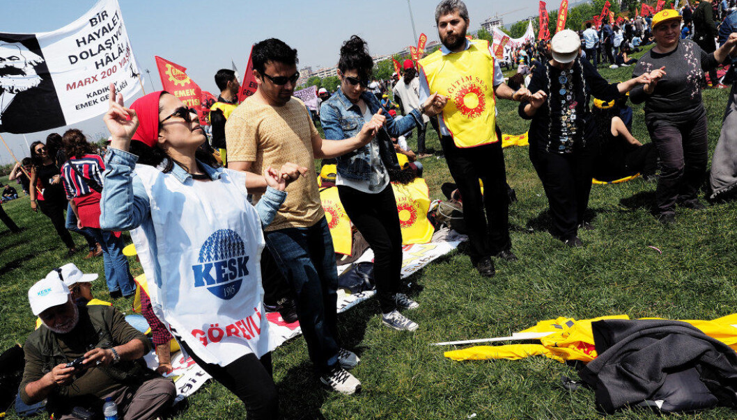 Her feirer medlemmer i fagforeningene Eğitim Sen og Kesk, konføderasjonen av offentlige ansatte, 1. mai i Istanbul. Foto: Ola Gamst Sæter Her feirer medlemmer i fagforeningene Eğitim Sen og Kesk, konføderasjonen av offentlige ansatte, 1. mai i Istanbul. Foto: Ola Gamst Sæter