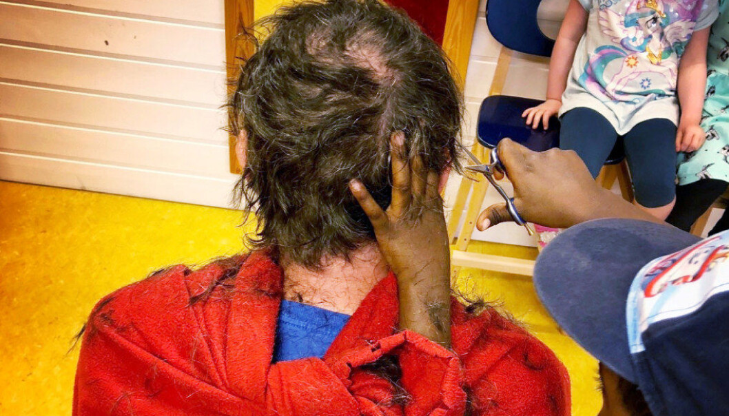 Pedagogisk leder i Tveteråsen barnehage i Oslo, Petter Hjelle (49), stiller hver vår hodet til disposisjon for en gjeng femåringer med kvasse sakser. Foto: Privat Pedagogisk leder i Tveteråsen barnehage i Oslo, Petter Hjelle (49), stiller hver vår hodet til disposisjon for en gjeng femåringer med kvasse sakser. Foto: Privat