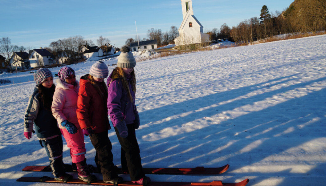 Samarbeid er helt nødvendig når fjerdeklassingene Amani, Hudo, Stina og Eline fra Melbu skole skal gå på ett par ski. At det settes av tid til samarbeid er sentralt når nye læreplaner nå skal lages i alle fag. Foto: Marianne Ruud Samarbeid er helt nødvendig når fjerdeklassingene Amani, Hudo, Stina og Eline fra Melbu skole skal gå på ett par ski. At det settes av tid til samarbeid er sentralt når nye læreplaner nå skal lages i alle fag. Foto: Marianne Ruud