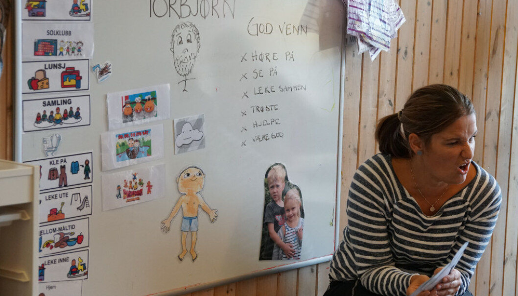 Barnehagelærer Stine Johansen leder språksamlingen med mye engasjement og god innsikt i hvordan barn lærer å utvide ordforrådet sitt. Hva kan du gjøre sammen med en god venn, var tema for samlingen. Foto: Marianne Ruud Barnehagelærer Stine Johansen leder språksamlingen med mye engasjement og god innsikt i hvordan barn lærer å utvide ordforrådet sitt. Hva kan du gjøre sammen med en god venn, var tema for samlingen. Foto: Marianne Ruud