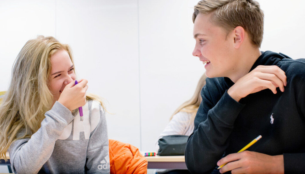 Egenskaper som «tapperhet», «kjærlighet» og «godhet» satte helse og oppvekst-eleven Marcus M. Bjerkeli på Emma Marie Begby. – Veldig koselig å høre, og så er det bra egenskaper å ha når man skal jobbe med mennesker, sier Emma Marie. Marcus på sin side ble «varm inni seg» over å høre at klasse-venninnen mente han hadde egenskaper som «sosial intelligens». Foto: Tom-Egil Jenssen Egenskaper som «tapperhet», «kjærlighet» og «godhet» satte helse og oppvekst-eleven Marcus M. Bjerkeli på Emma Marie Begby. – Veldig koselig å høre, og så er det bra egenskaper å ha når man skal jobbe med mennesker, sier Emma Marie. Marcus på sin side ble «varm inni seg» over å høre at klasse-venninnen mente han hadde egenskaper som «sosial intelligens». Foto: Tom-Egil Jenssen