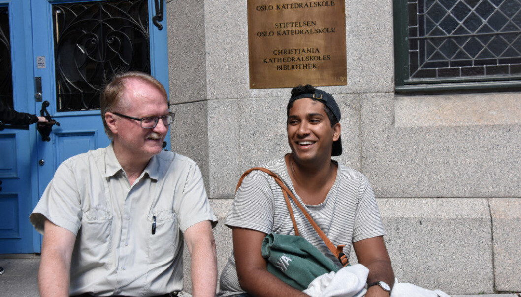 - Gunnar veit at han er en god lærer. Men komplimenter gjør ham alltid forlegen, gliser Rahman Chaudry mens favorittlærer Gunnar Skåum rødmer lett. Foto: Kirsten Ropeid - Gunnar veit at han er en god lærer. Men komplimenter gjør ham alltid forlegen, gliser Rahman Chaudry mens favorittlærer Gunnar Skåum rødmer lett. Foto: Kirsten Ropeid