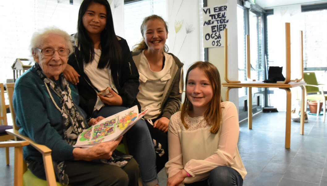 Kjellborg Marie Svendsen med livshistorien sin i fanget. Den er skrevet av Dawtdawt Tlaling, Sonya Maham og Amalie Hanasand-Iversen. Foto: Kirsten Ropeid Kjellborg Marie Svendsen med livshistorien sin i fanget. Den er skrevet av Dawtdawt Tlaling, Sonya Maham og Amalie Hanasand-Iversen. Foto: Kirsten Ropeid