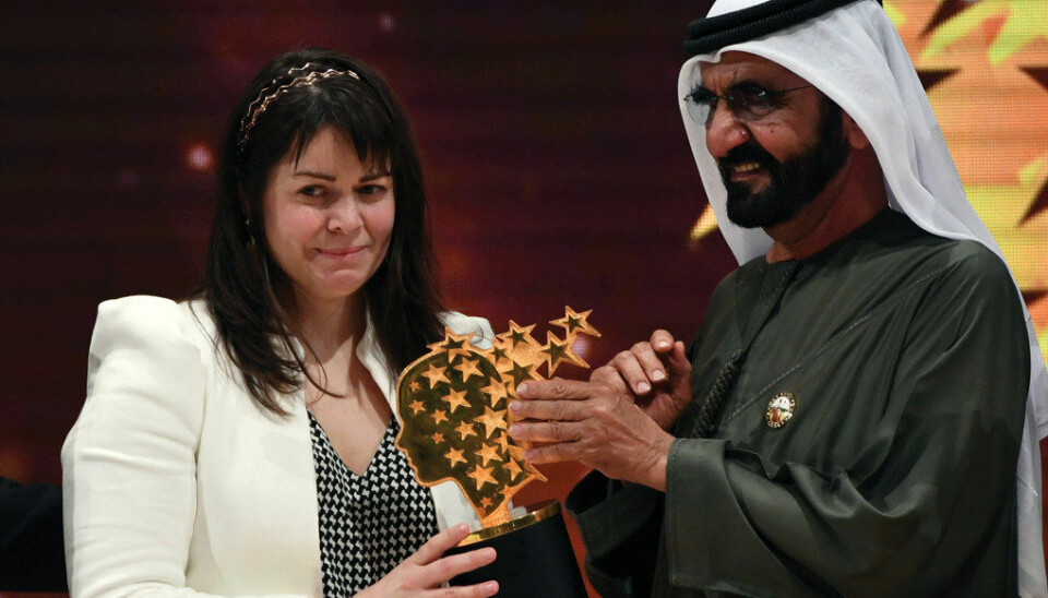 Canadiske Maggie MacDonnell er kåret til vinner av årets Global Teacher Prize. Her mottar hun prisen av Dubais hersker Sheikh Mohammed bin Rashid Al Maktoum. Foto: AP / NTB Scanpix