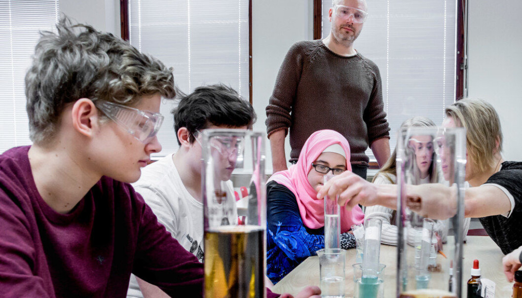 Hos naturfagslærer Einar Berggren Hansen er det laboratorieøvelse. Elevene Patrick Nygaard, Lukas Maslanka, Fatima Ali, Elise Degnes, Kristupas Zvirblis og Miriam Lieblein har påvist druesukker i en løsning. Tidligere har de målt hvordan blodsukkeret stiger når man drikker brus sammenlignet med mindre sukkerholdige drikkevarer. Mer vekt på praktisk opplæring er en del av suksessoppskriften til Kruseløkka ungdomsskole i Sarpsborg. Foto: Tom-Egil Jensen Hos naturfagslærer Einar Berggren Hansen er det laboratorieøvelse. Elevene Patrick Nygaard, Lukas Maslanka, Fatima Ali, Elise Degnes, Kristupas Zvirblis og Miriam Lieblein har påvist druesukker i en løsning. Tidligere har de målt hvordan blodsukkeret stiger når man drikker brus sammenlignet med mindre sukkerholdige drikkevarer. Mer vekt på praktisk opplæring er en del av suksessoppskriften til Kruseløkka ungdomsskole i Sarpsborg. Foto: Tom-Egil Jensen