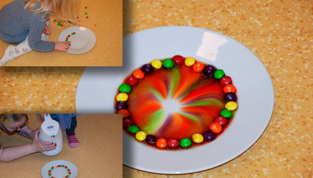 Ved hjelp av Skittles-drops og litt varmvann laget barna denne fine regnbuen. Foto: Arne Solli Ved hjelp av Skittles-drops og litt varmvann laget barna denne fine regnbuen. Foto: Arne Solli