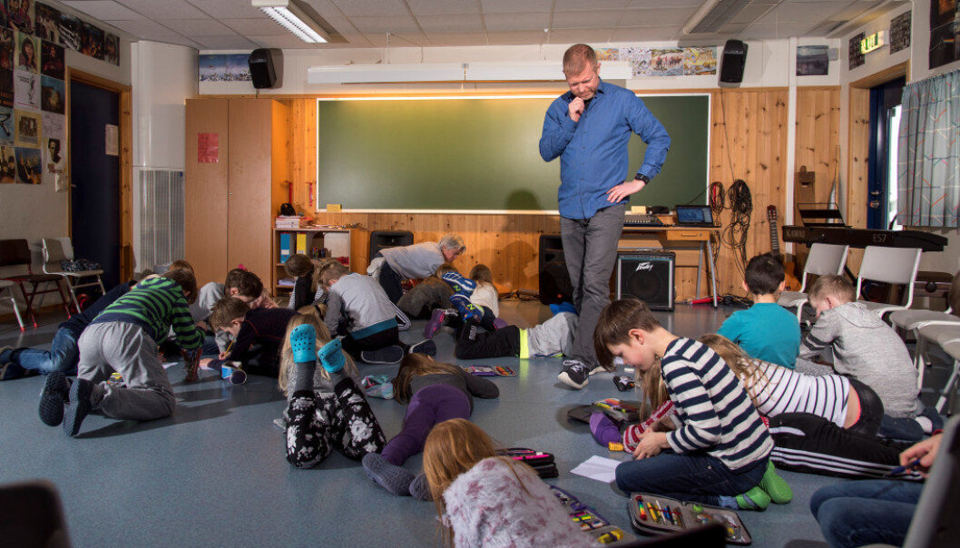 Lærer Einar Carl Opsahl trives godt blant elevene sine, og det er først og fremst der lærerspesialistene skal være. Lærerspesialistordningen er ment å være en alternativ karrierevei for lærere som ønsker å bli i klasserommet. Erik M. Sundt Lærer Einar Carl Opsahl trives godt blant elevene sine, og det er først og fremst der lærerspesialistene skal være. Lærerspesialistordningen er ment å være en alternativ karrierevei for lærere som ønsker å bli i klasserommet. Erik M. Sundt