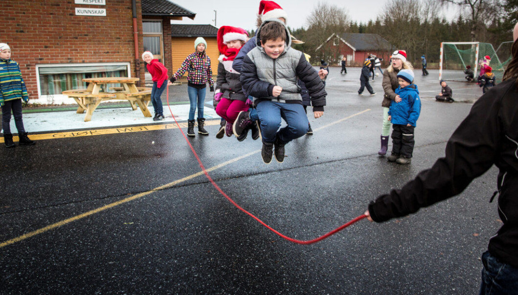 Det er friminutt på Trømborg skole, og leken er i full sving. I dag trenger ingen å sitte på vennebenken. Foto: Tom-Egil Jensen Det er friminutt på Trømborg skole, og leken er i full sving. I dag trenger ingen å sitte på vennebenken. Foto: Tom-Egil Jensen