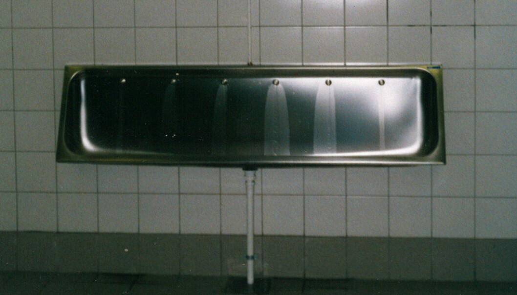 Her lå det store urinalet som ble fylt opp med Sinkal-tabletter. Etter renovasjonen på begynnelsen av nittitallet ble det erstattet med urinalet på bildet. Foto: Monna Brinch Her lå det store urinalet som ble fylt opp med Sinkal-tabletter. Etter renovasjonen på begynnelsen av nittitallet ble det erstattet med urinalet på bildet. Foto: Monna Brinch